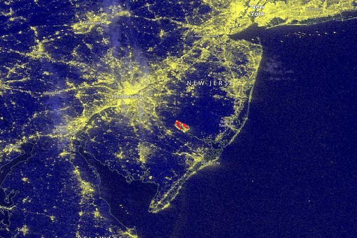 Nighttime image of the Mullica River Fire, New Jersey on 20 June 2022 (VIIRS/Suomi NPP)