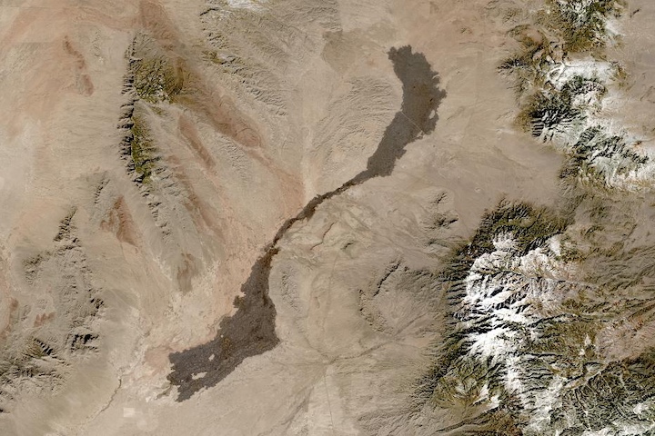 Imagen reflejada en color verdadero del campo volcánico Carrizozo en Nuevo México el 13 de enero de 2024 procedente del instrumento MSI del satélite Sentinel-2A. 