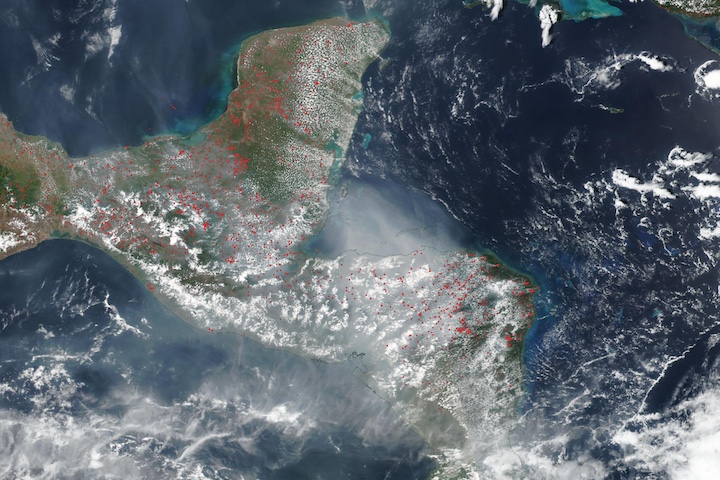 True-color corrected reflectance image of fires and smoke over Honduras on 21 May 2024 from the VIIRS instrument aboard the joint NASA/NOAA Suomi-NPP satellite