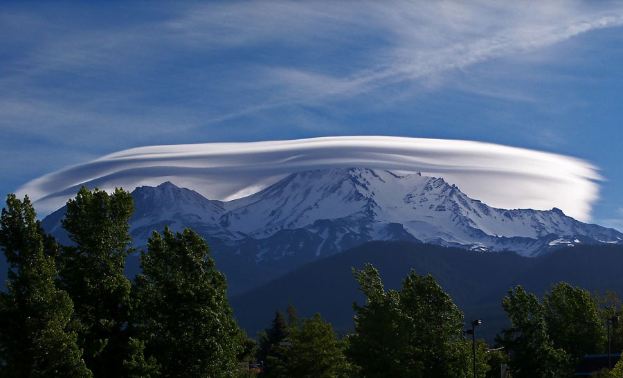 Photograph of lenticular cloud forming over Mount Shasta in California