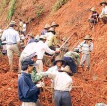 Tai Lue farmers construct a traditional diversion dam in Sipsongpanna, Yunnan Province, Muang Long. (Images courtesy of John Hartmann).