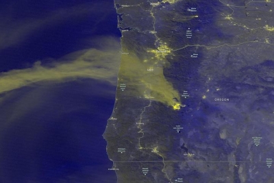 Blue/Yellow nighttime composite image of the Cedar Creek Fire in Oregon on 10 September 2022 from the VIIRS instrument aboard the joint NASA/NOAA Suomi NPP satellite