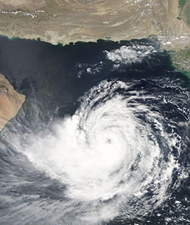  Tropical Cyclone Hikaa approaching Oman - feature grid