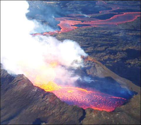 An aerial image of the Iceland's Holohraun volcano erupting in late November 2014. 
