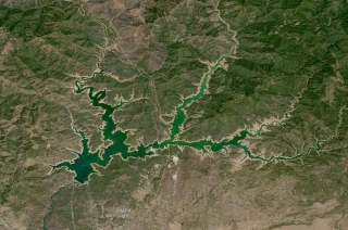 True color Landsat 9 image of Shasta Lake at low capacity, exposing the brown shoreline of the reservoir, on Aug 14, 2022