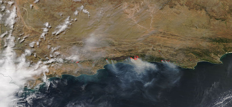 Fires and smoke along the Garden Route, South Africa on 3 November 2018 (MODIS/Terra)